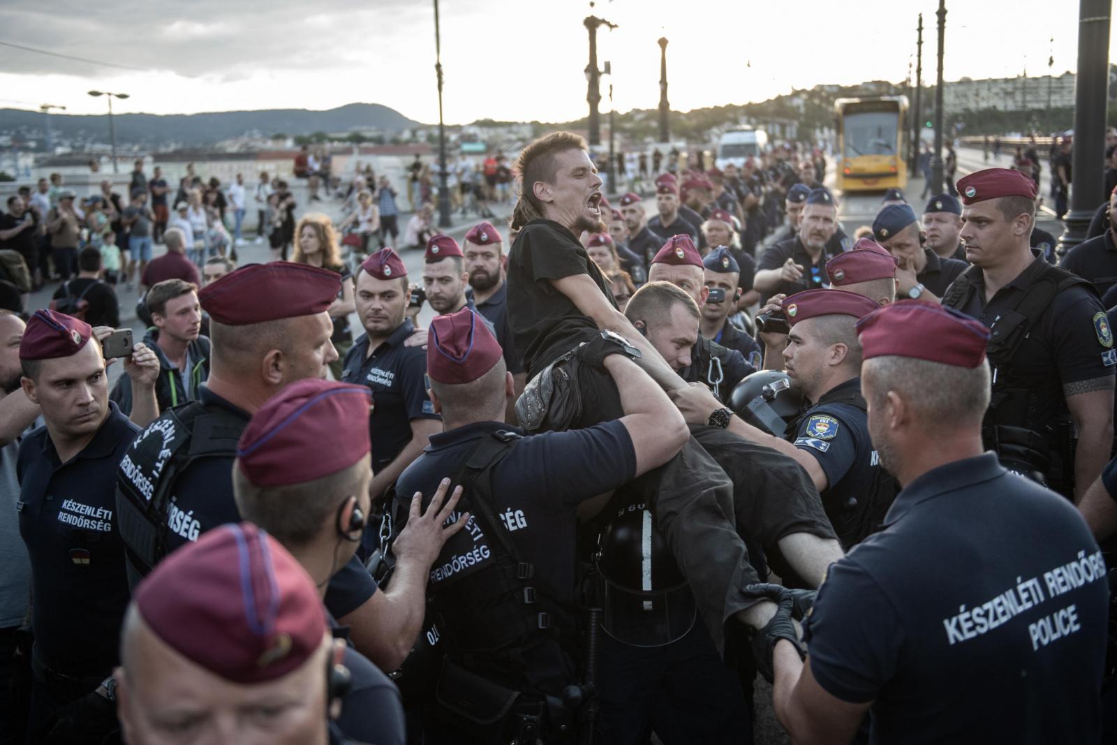 2022. február 25.  A háború kitörését követő napokban katonai egységeket vezényeltek a magyar-ukrán határhoz. A Magyar Honvédség páncélos járműve Vásárosnaményben.