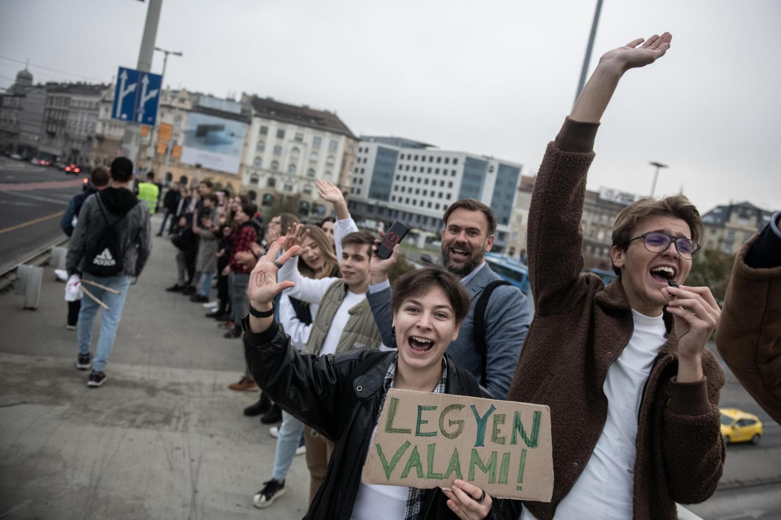 2022. február 25.  A háború kitörését követő napokban katonai egységeket vezényeltek a magyar-ukrán határhoz. A Magyar Honvédség páncélos járműve Vásárosnaményben.