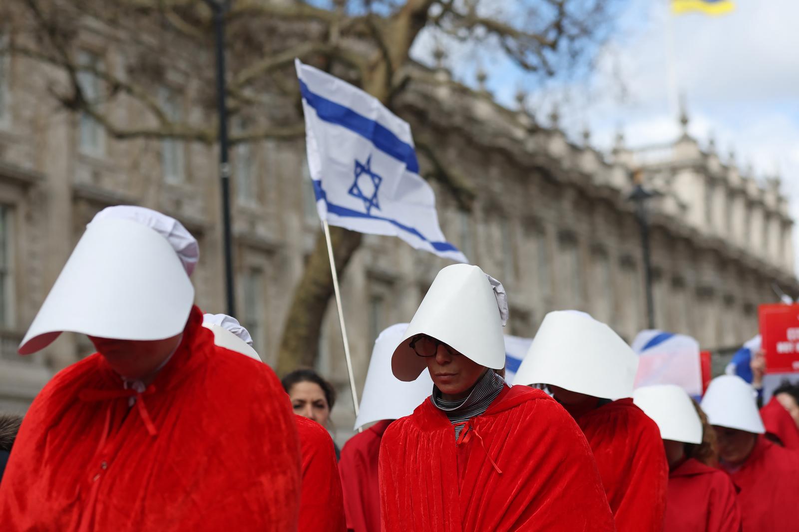 Könnygázgránátot rúg vissza a rendőrség felé egy francia tüntető egy héttel a nyugdíjreform szavazás nélküli elfogadtatása után.