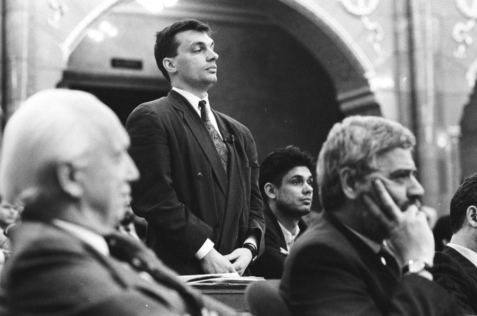 1989. június 16. Műcsarnok előtt, Nagy Imre és mártírtársai újratemetésekor. Orbán Viktor beszédet mond.