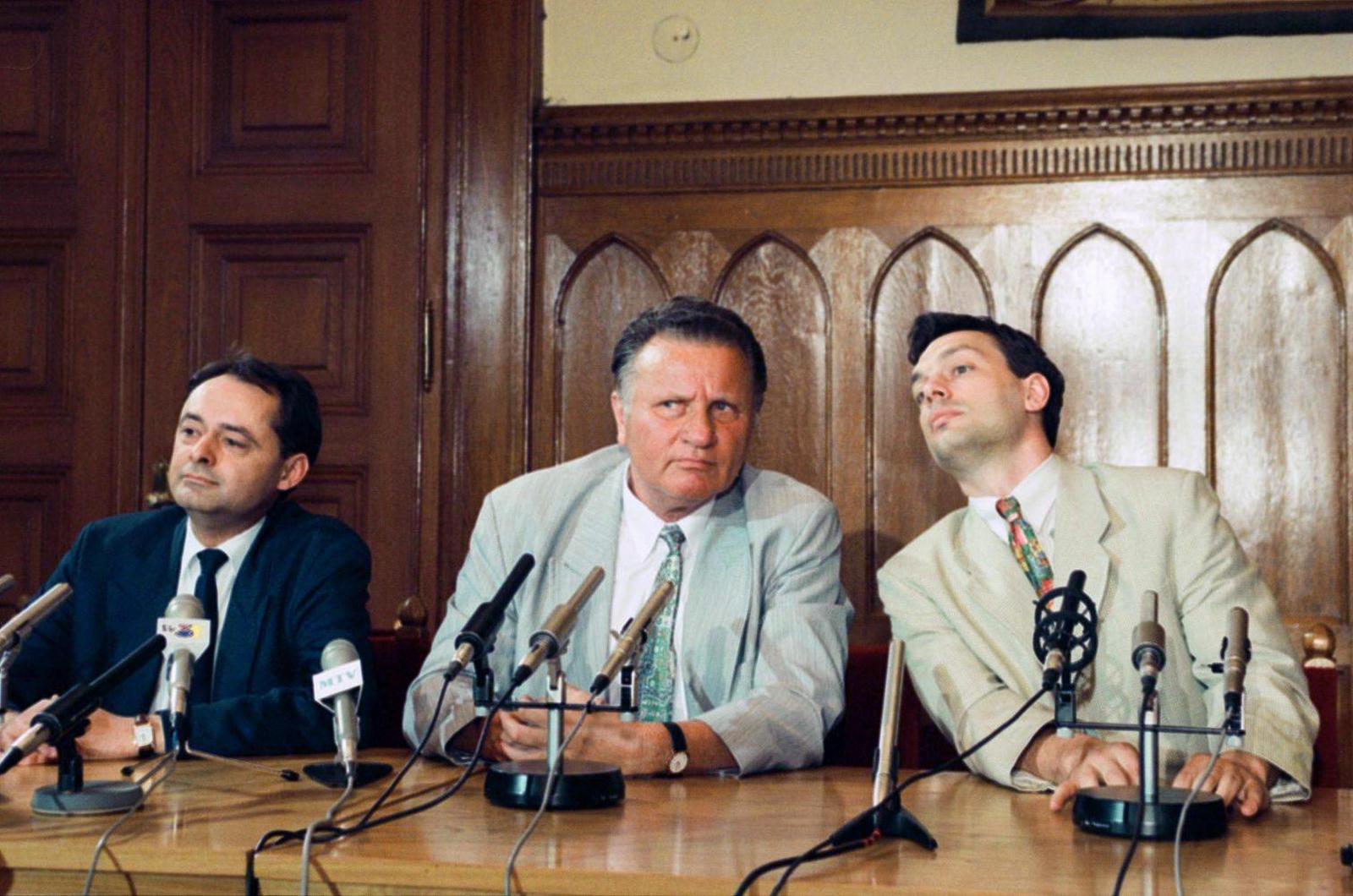 1989. június 16. Műcsarnok előtt, Nagy Imre és mártírtársai újratemetésekor. Orbán Viktor beszédet mond.