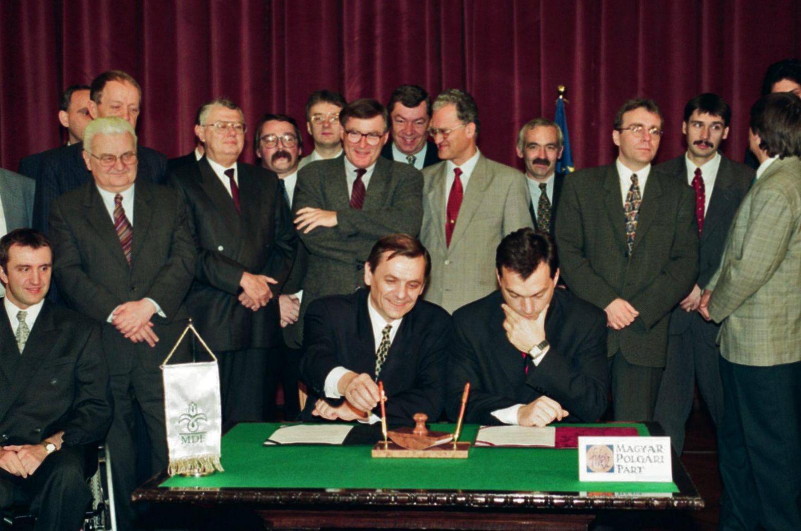 1989. június 16. Műcsarnok előtt, Nagy Imre és mártírtársai újratemetésekor. Orbán Viktor beszédet mond.