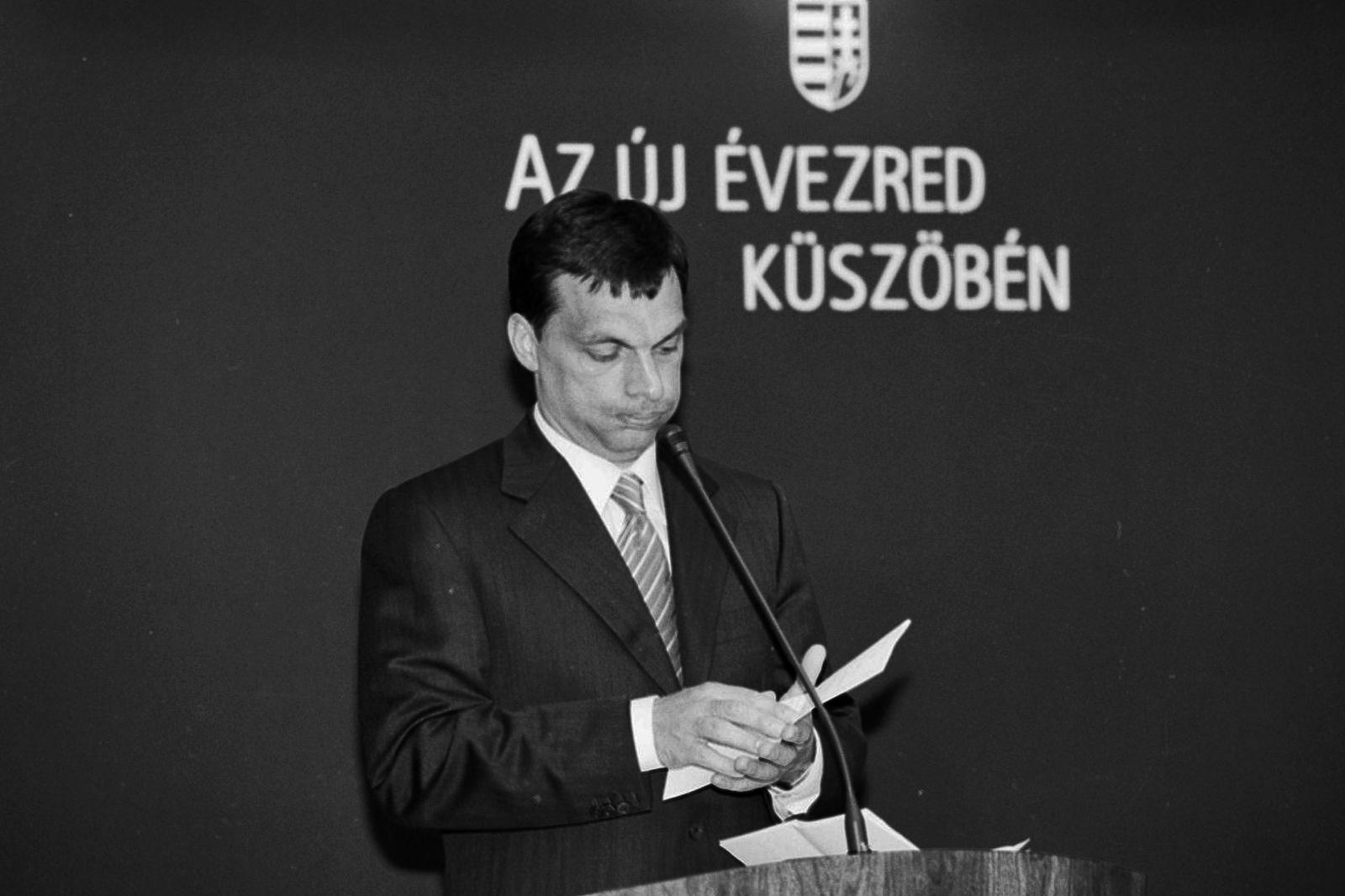 1989. június 16. Műcsarnok előtt, Nagy Imre és mártírtársai újratemetésekor. Orbán Viktor beszédet mond.