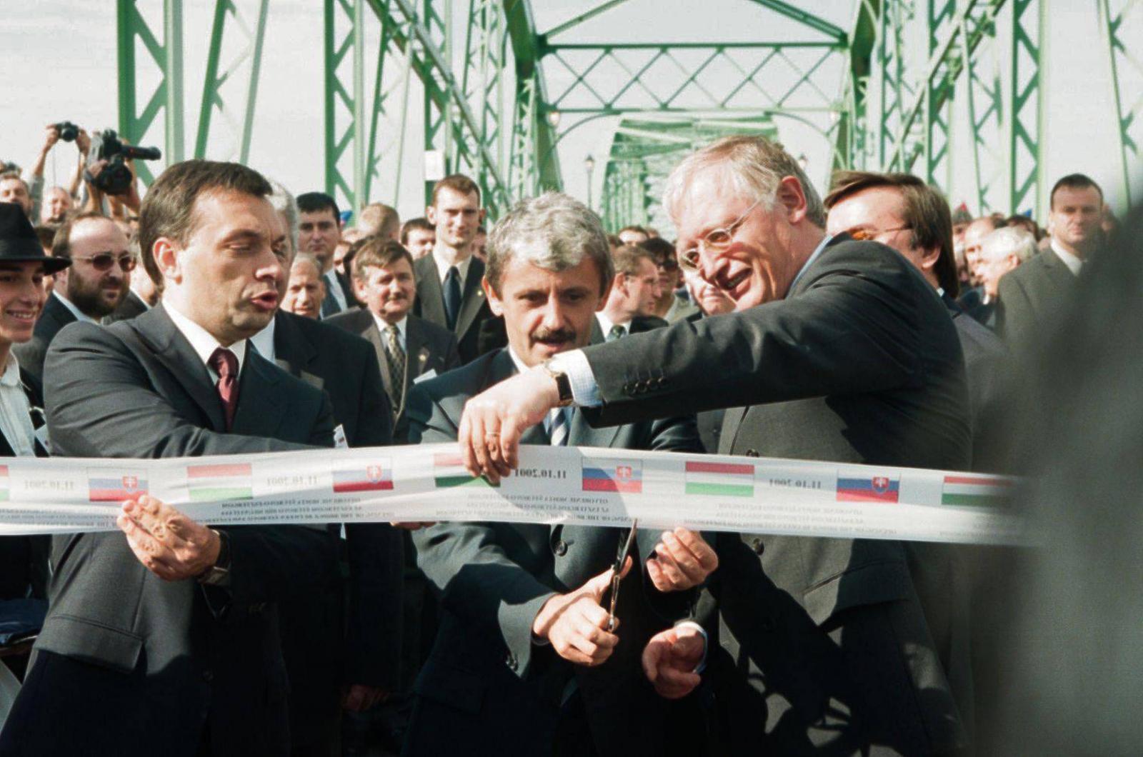 1989. június 16. Műcsarnok előtt, Nagy Imre és mártírtársai újratemetésekor. Orbán Viktor beszédet mond.