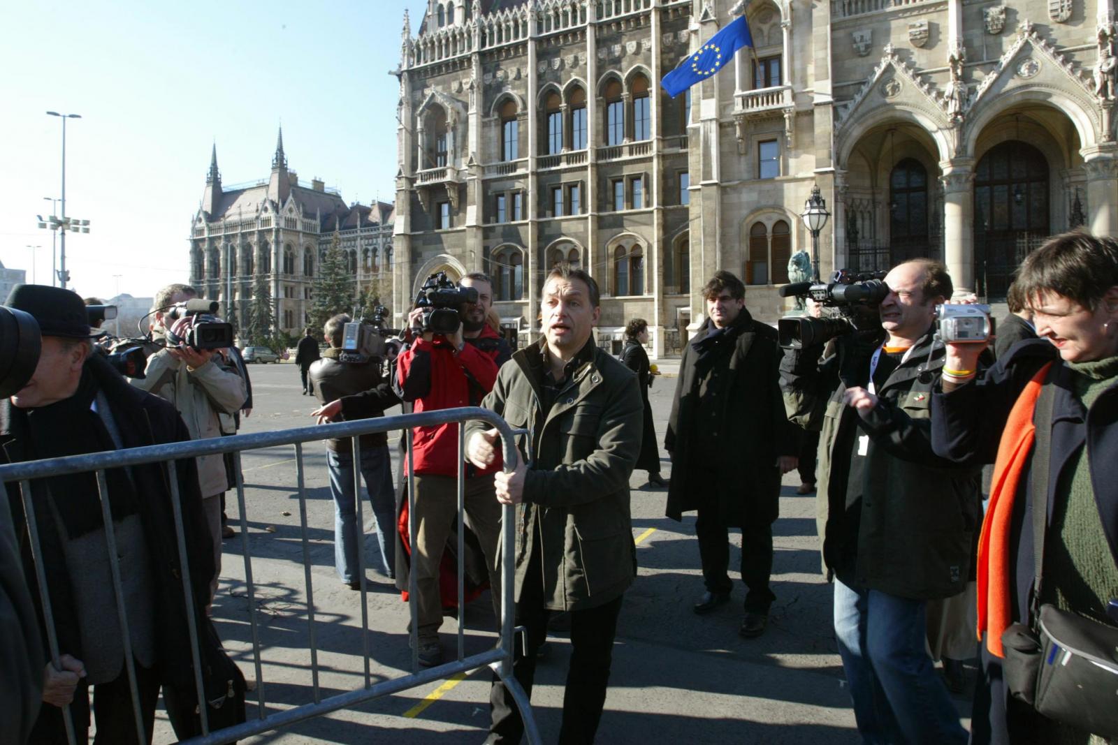 1989. június 16. Műcsarnok előtt, Nagy Imre és mártírtársai újratemetésekor. Orbán Viktor beszédet mond.