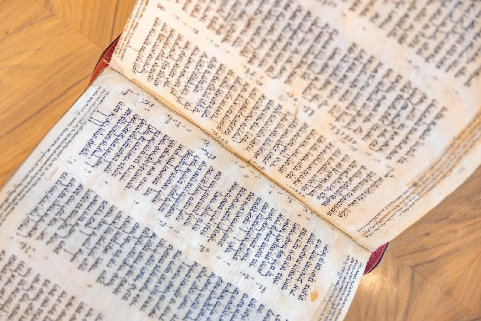 1100 éves Héber Biblia