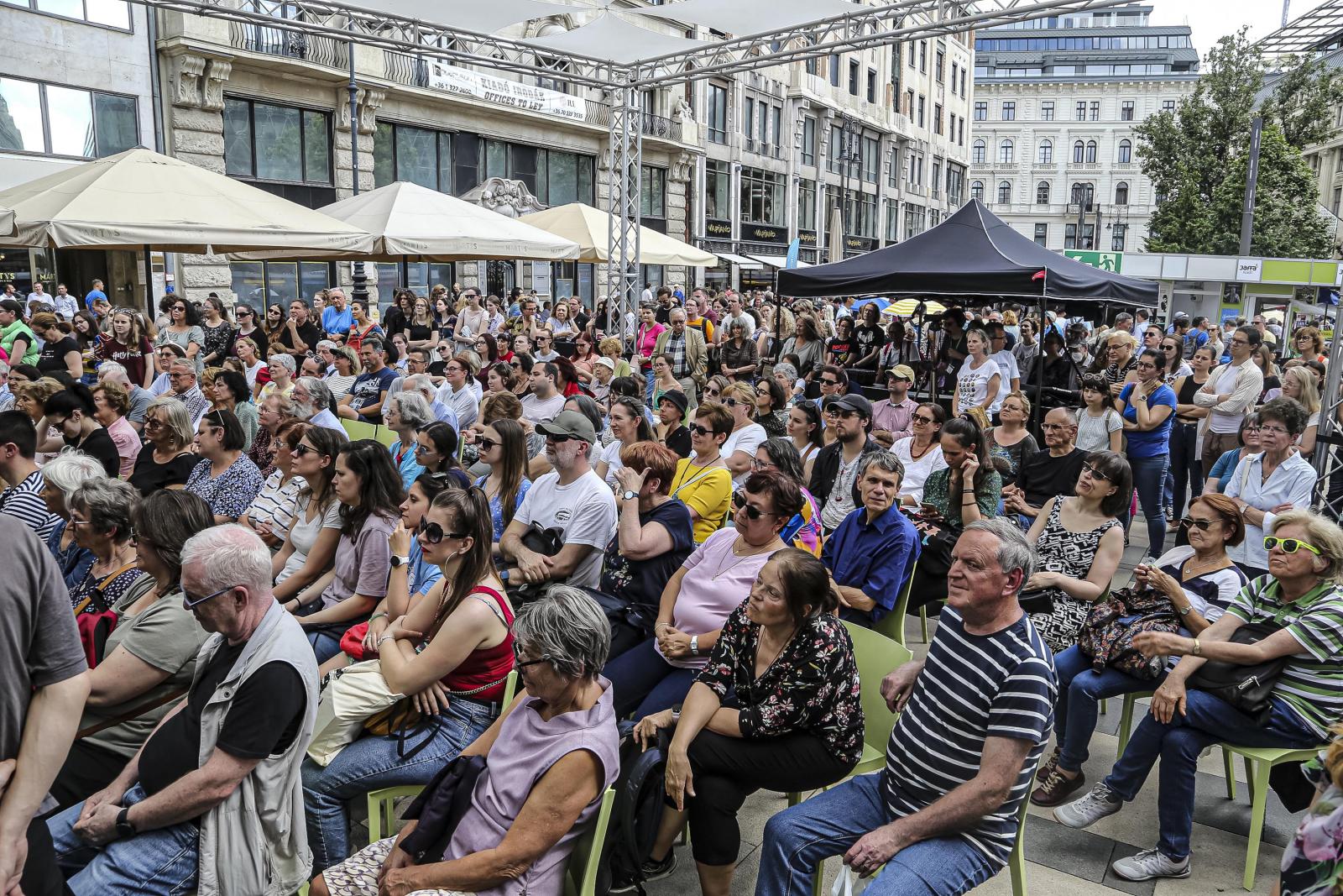 Érdeklődés még van, pénz viszont egyre kevesebb jut könyvekre