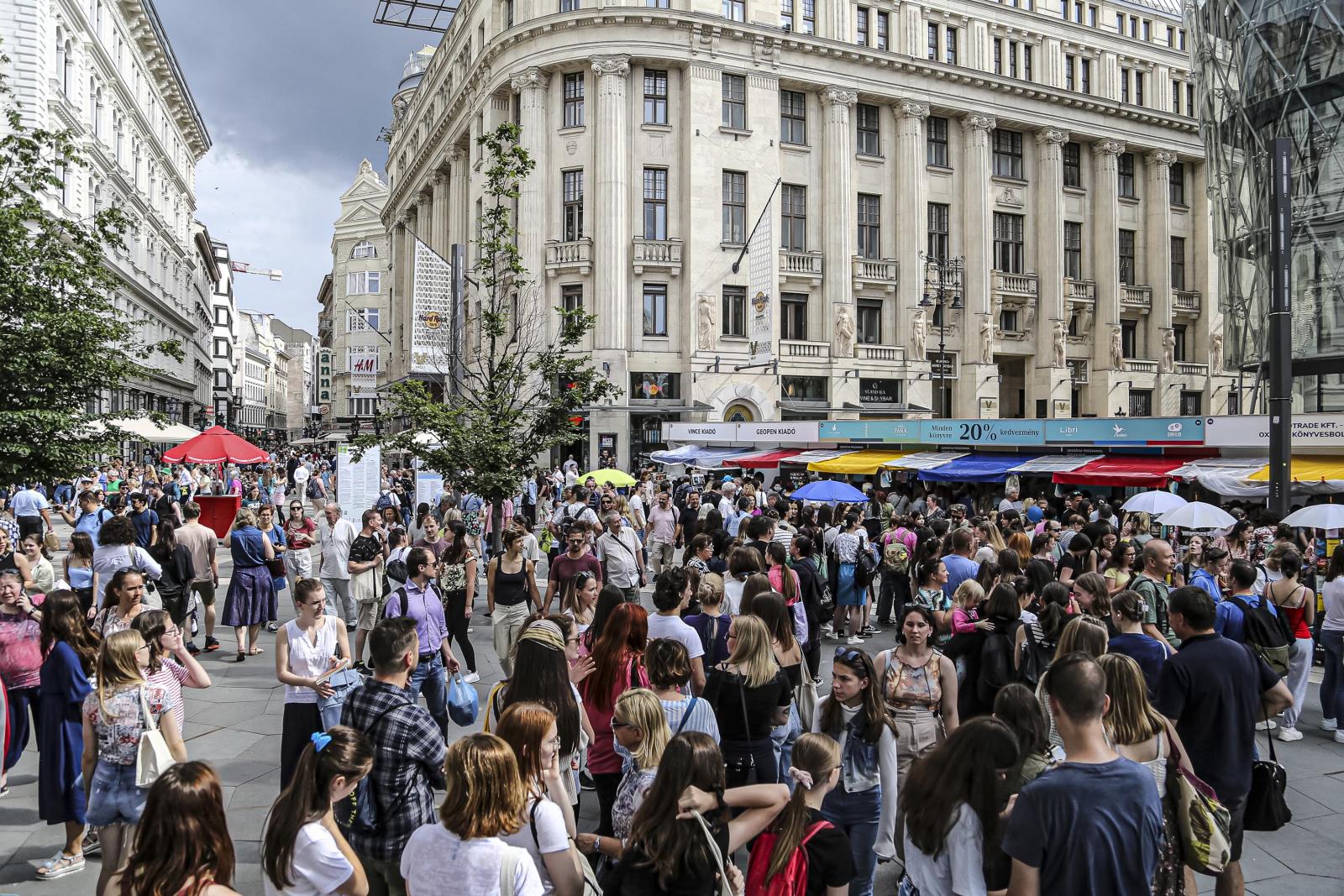 Érdeklődés még van, pénz viszont egyre kevesebb jut könyvekre