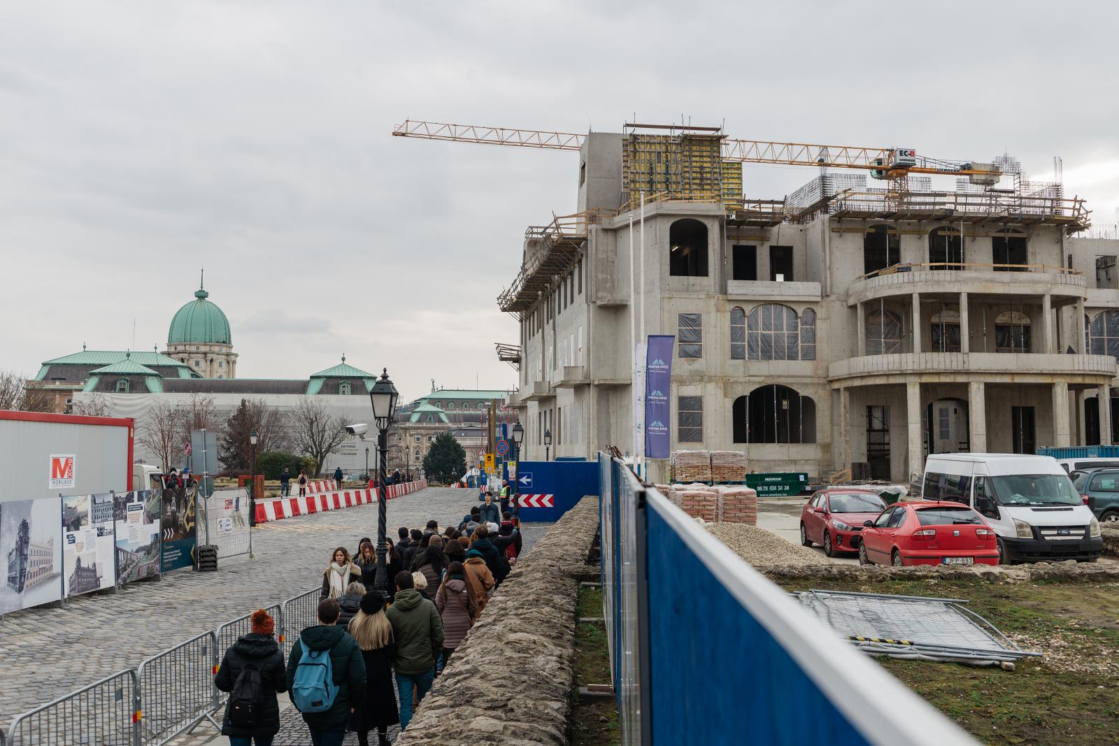 József főhercegi hajdani palotája irtózatos méreteivel terpeszkedik