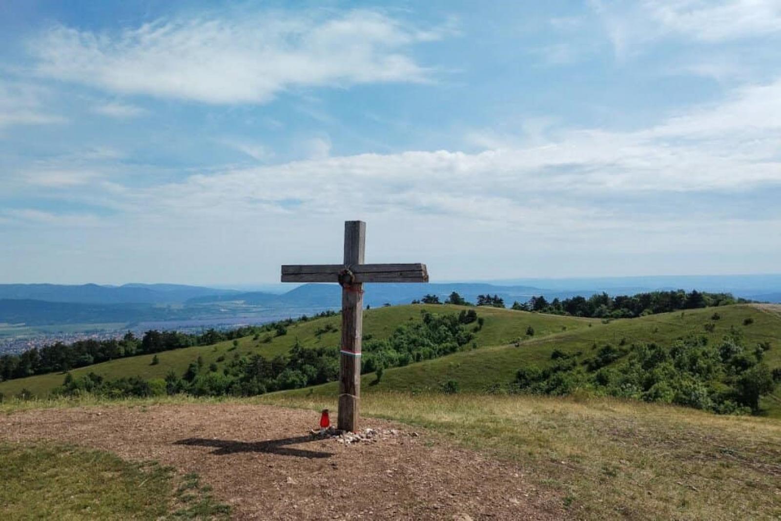 A korábban megrongált kereszt. 