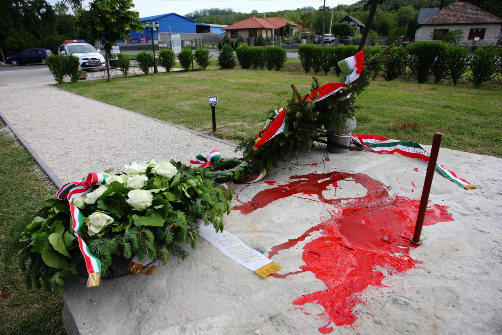 Üresen áll Horthy Miklós felavatott, fából faragott szobrának talapzata a Somogy megyei Kerekiben 2012. május 13-án. Az alkotást május 16-án éjjel vörös festékkel leöntötték