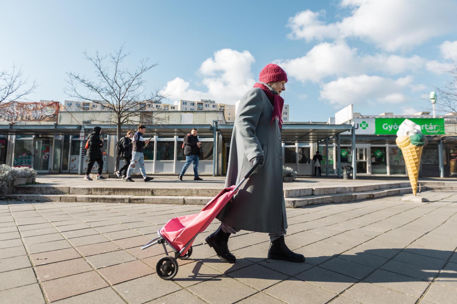 Köln, Németország. A pályaudvar közelében, 2023. július 8-án.