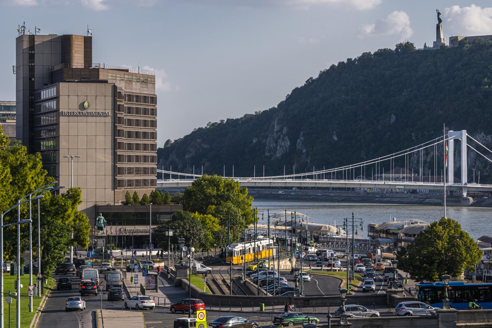 Finta József rajzasztalán dőlt el, milyen formát öltsön a pesti Duna-part, ő tervezte az InterContinental Budapest hotelt is