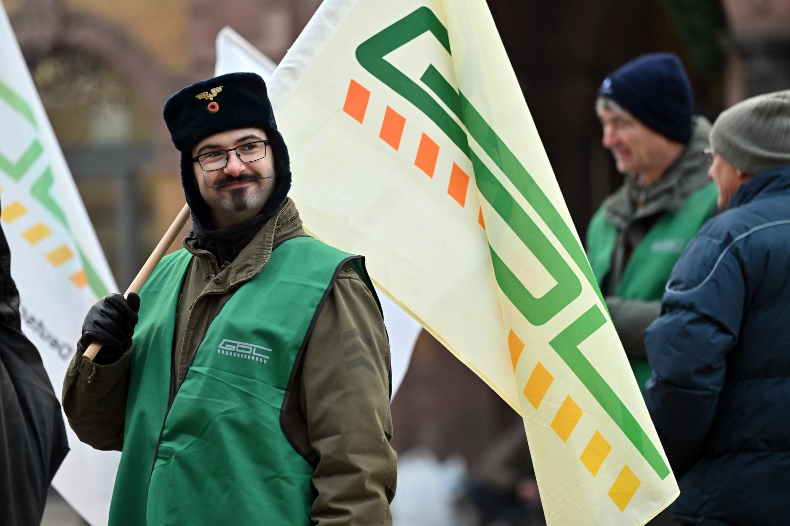 Sztrájkolók Erfurtban, a főpályaudvar előtt január 25-én 