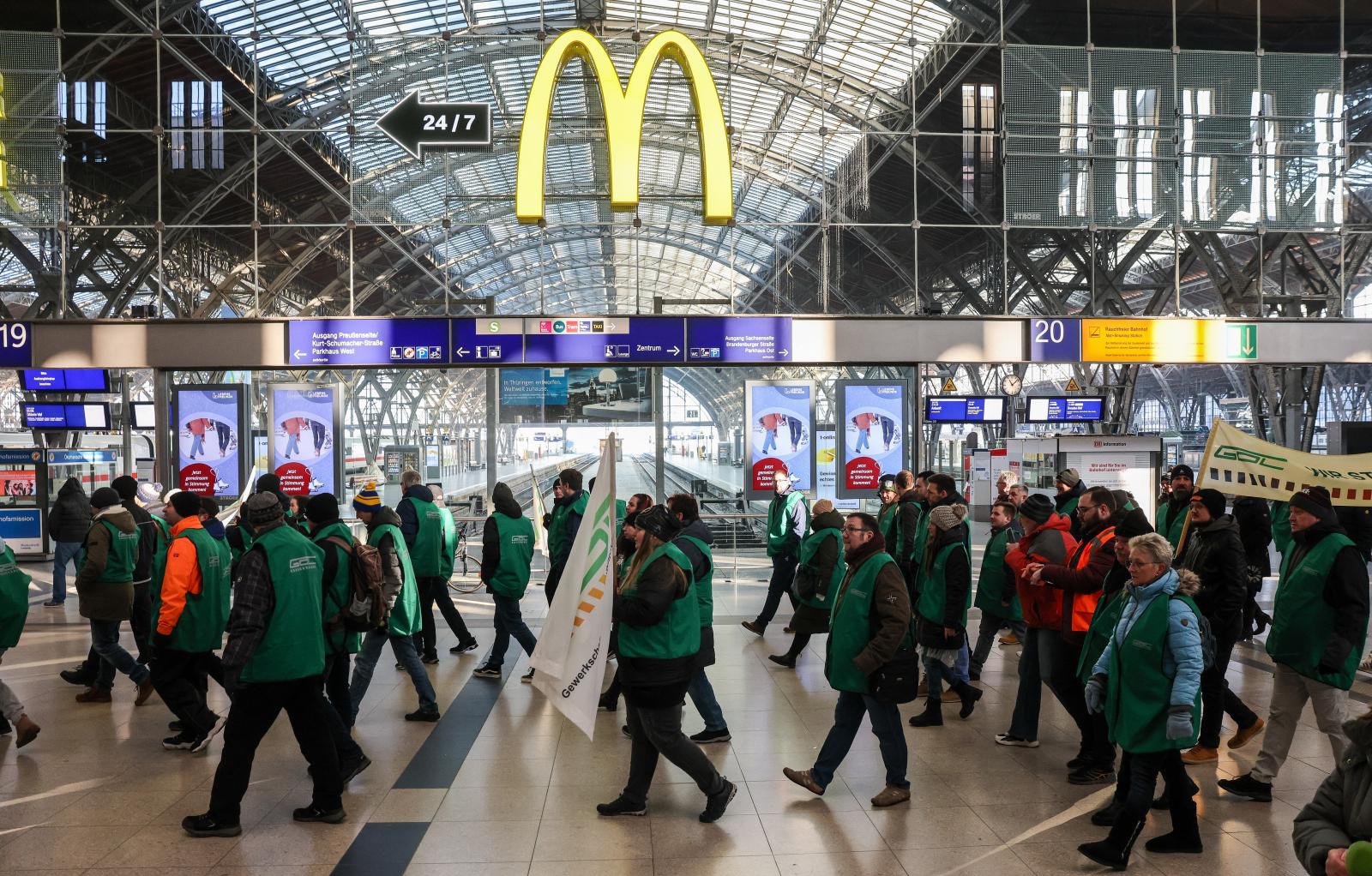 Sztrájkolók Erfurtban, a főpályaudvar előtt január 25-én 