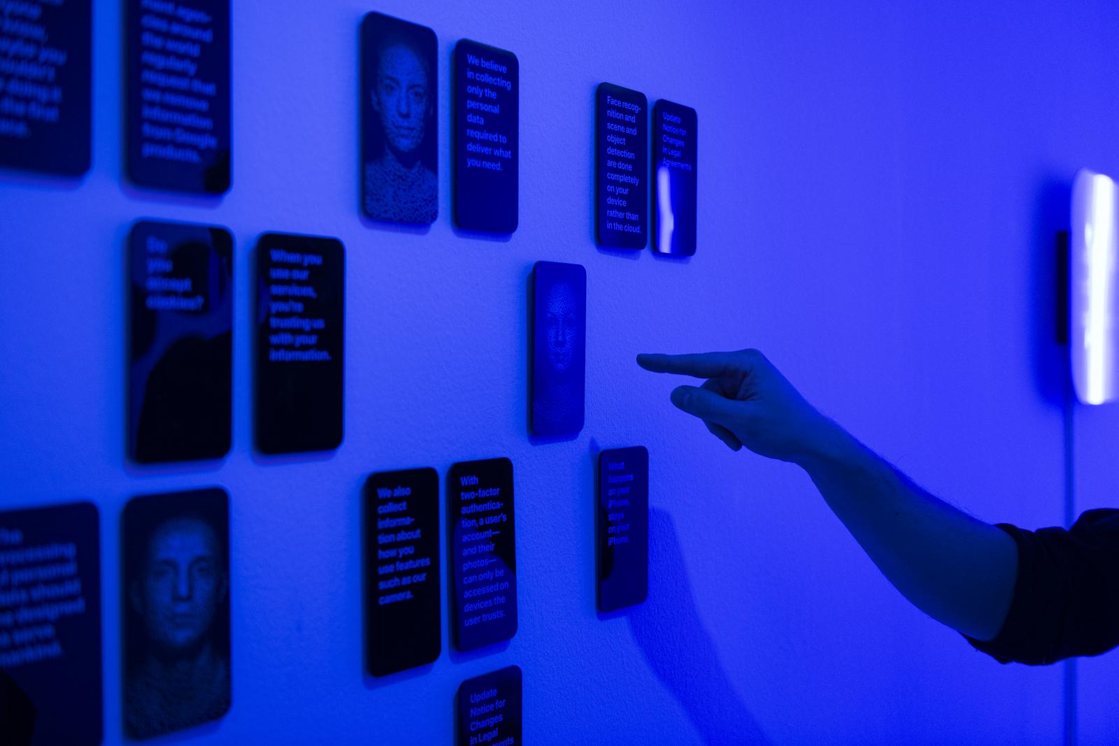 A kék neonfénnyel megvilágított terem az internet „rejtett” oldalát mutatja meg