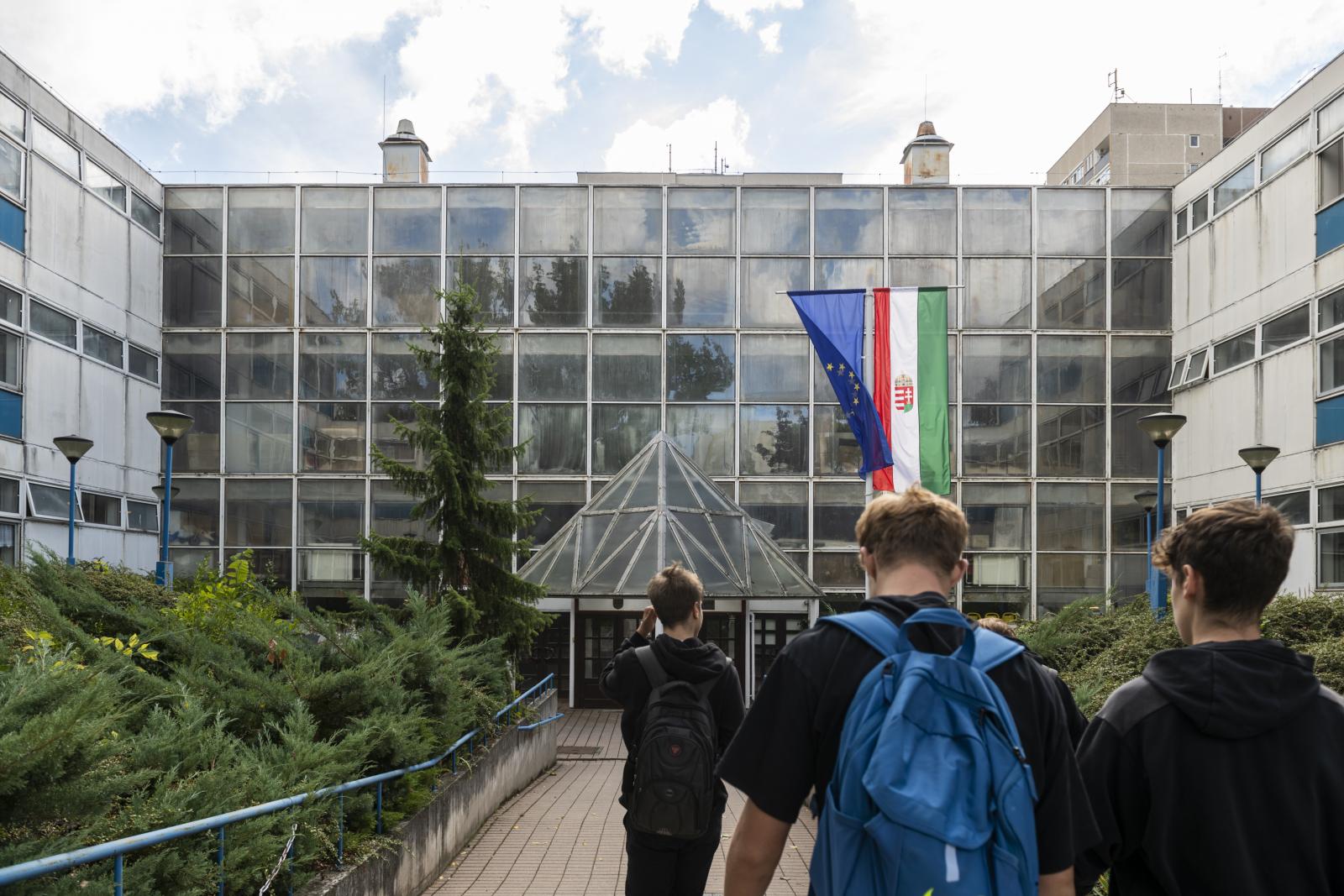 A Békásmegyeri Veres Péter Gimnázium. EMIH-közelbe kerülhet