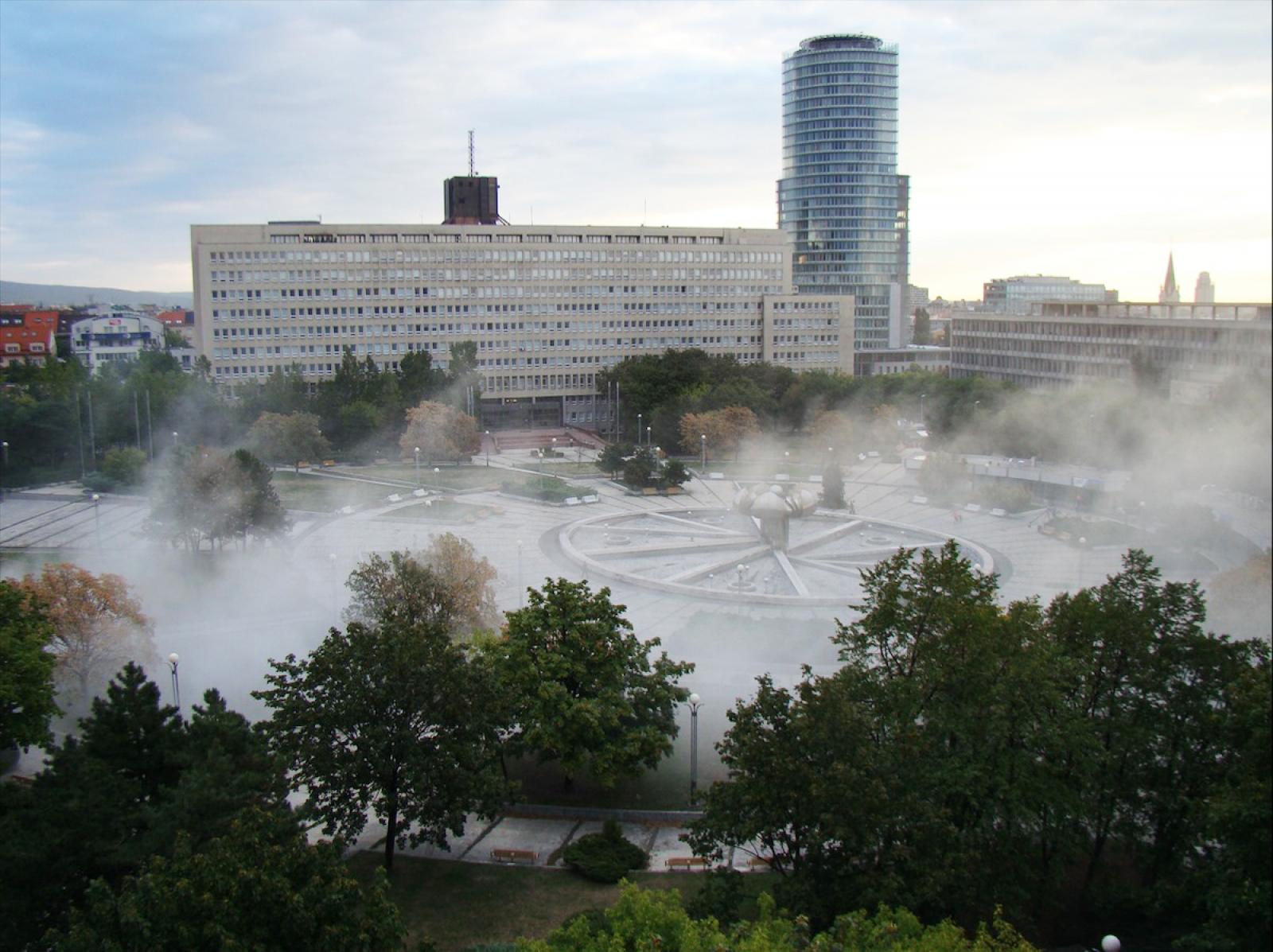 1989 novembere fontos fordulópont volt a szlovák történelemben, amelyre harminc évvel később A kiszolgáltatottak hatalma című tárlattal reflektált a Kunsthalle. Németh Ilona képzőművész A köd című videón rögzített public art műve a történelmi emlékezet el