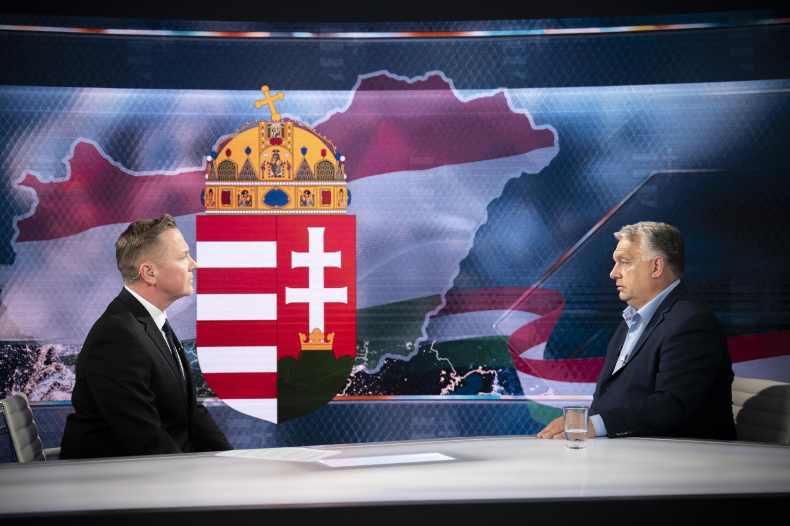 Orbán Viktor miniszterelnök interjút ad a TV2 Tények című műsorának Budapesten 2024. június 7-én. Balról Gönczi Gábor műsorvezetõ. 