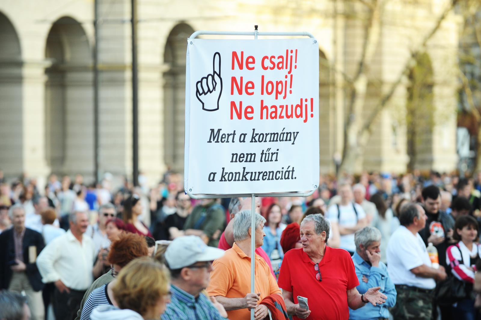 Figyelnek mindenre. Az összes olyan elemet kisatírozták, ahol a korrupciós esetek felderítéséről van szó