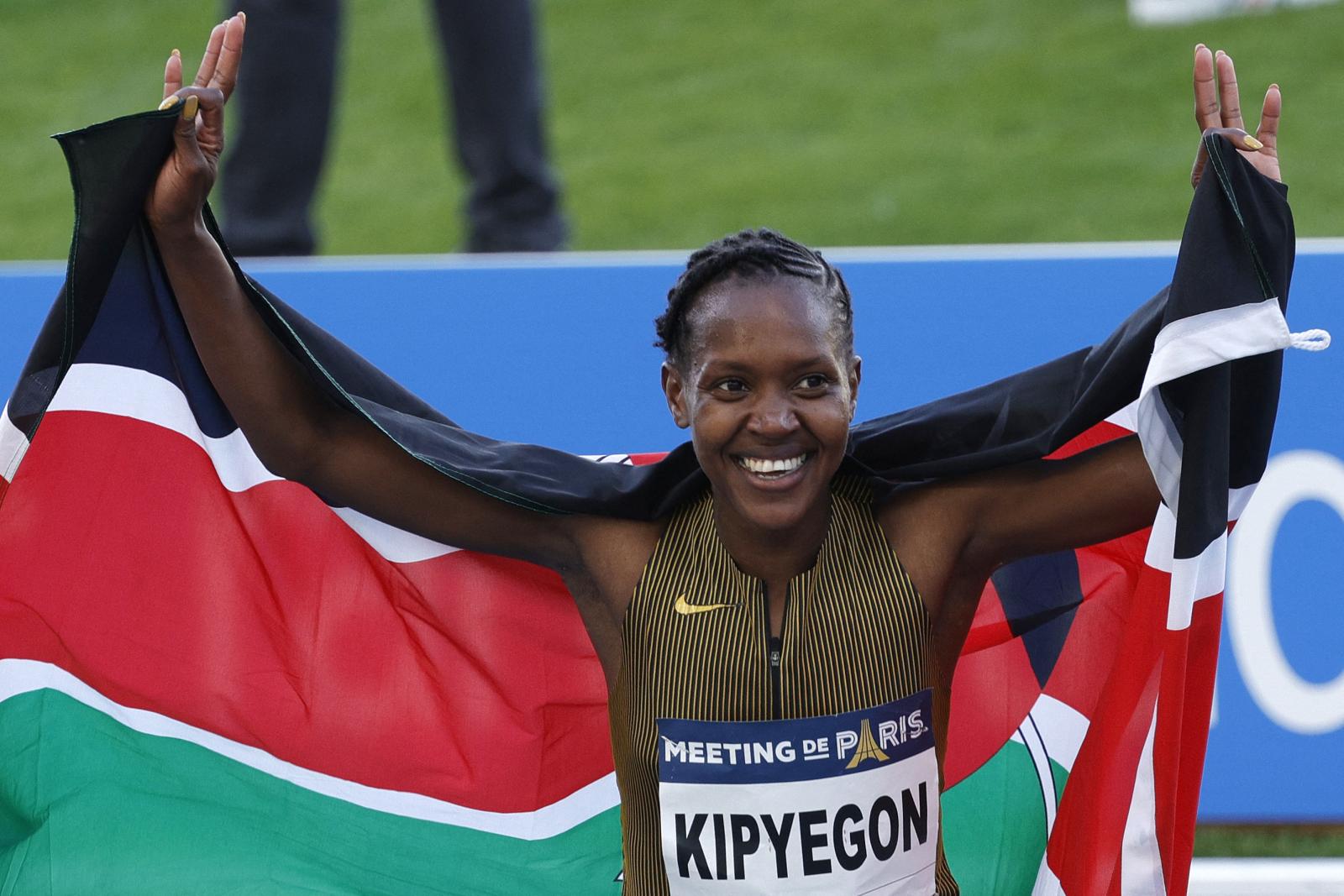 A kenyai Faith Kipyegon ünnepel a világcsúcs-döntő futása után