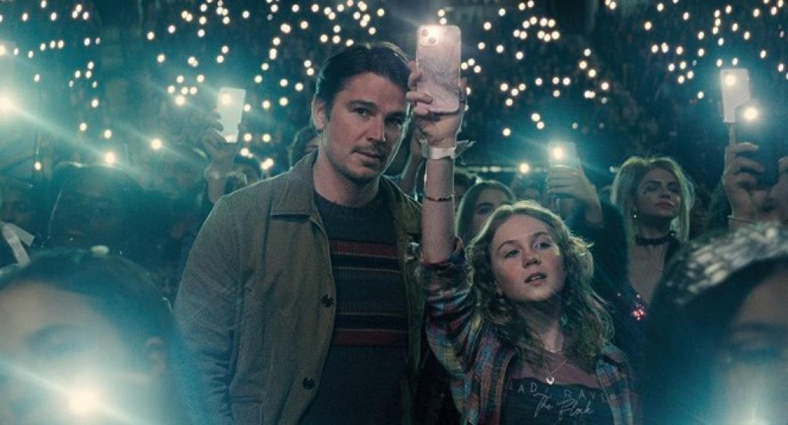 Cooper (Josh Harnett) és lánya, Riley (Ariel Donoghue) a sztár koncertjén