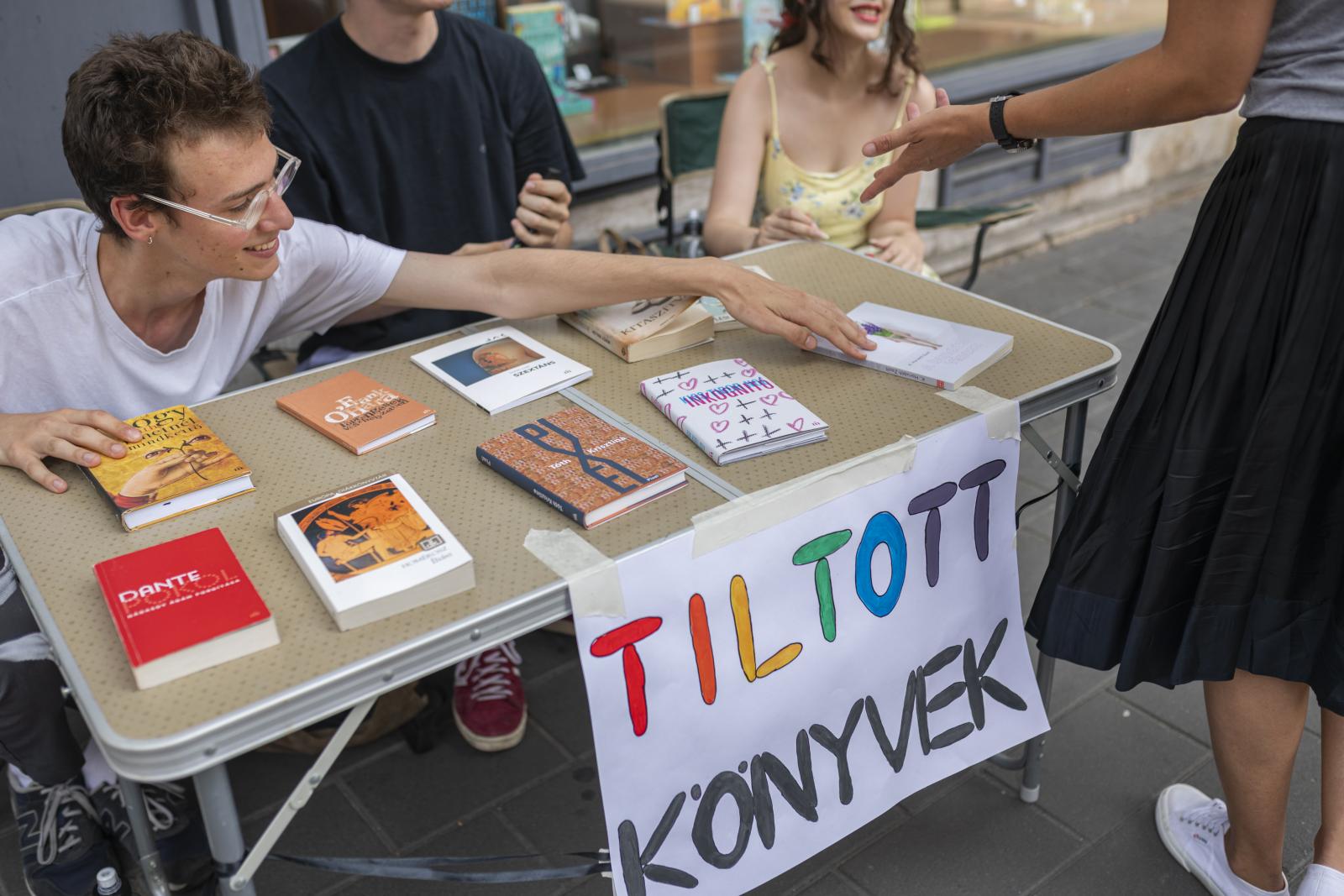 Egyetemisták osztanak tiltott könyveket 2023. júliusában a kormányzati homofób kampány elleni tiltakozásul