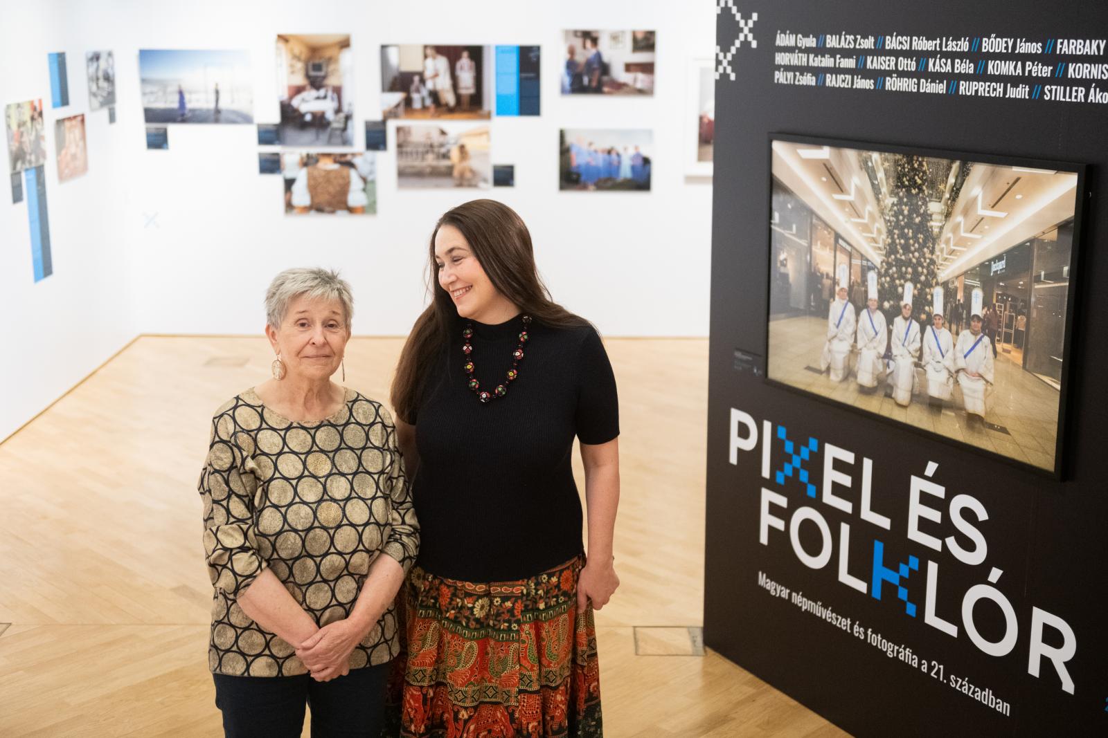 Szarka Klára, a kiállítás kurátora valamint Szabó T. Anna költő, a kiállítás egyik megnyitója 