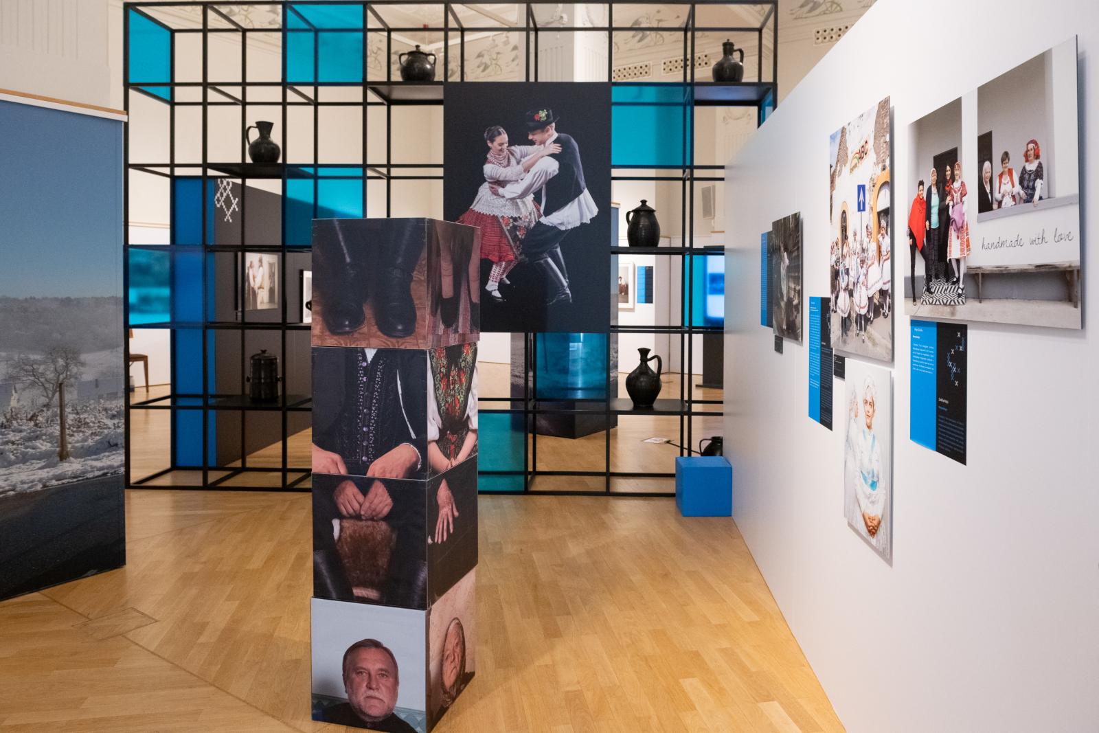 Szarka Klára, a kiállítás kurátora valamint Szabó T. Anna költő, a kiállítás egyik megnyitója 