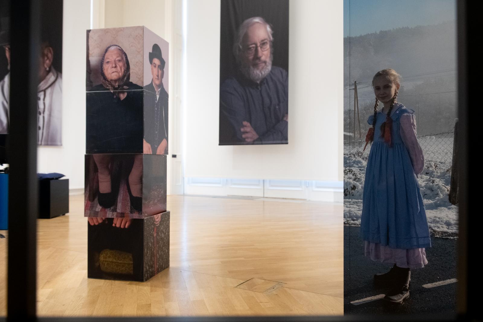 Szarka Klára, a kiállítás kurátora valamint Szabó T. Anna költő, a kiállítás egyik megnyitója 