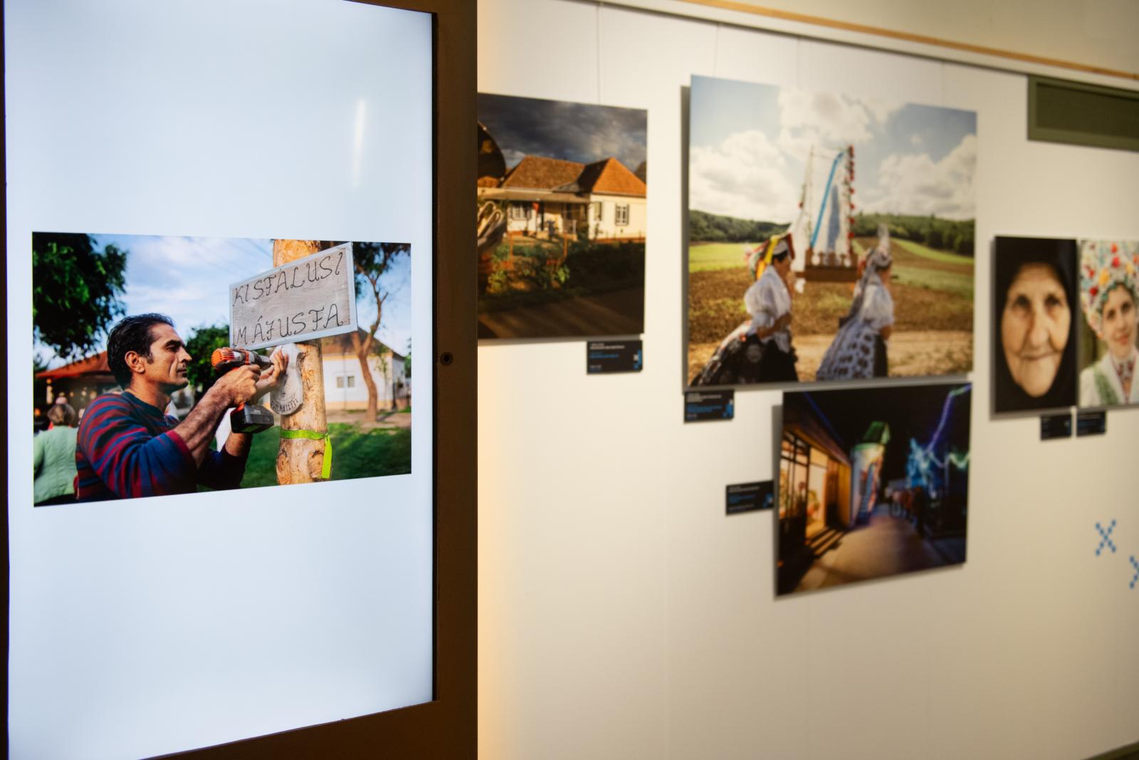 Szarka Klára, a kiállítás kurátora valamint Szabó T. Anna költő, a kiállítás egyik megnyitója 