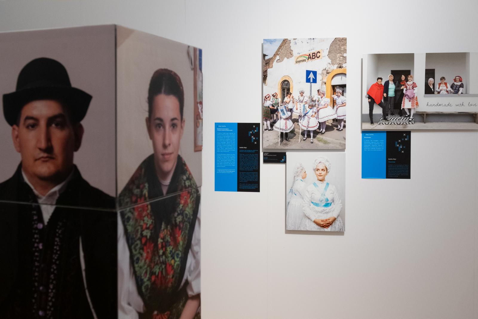 Szarka Klára, a kiállítás kurátora valamint Szabó T. Anna költő, a kiállítás egyik megnyitója 