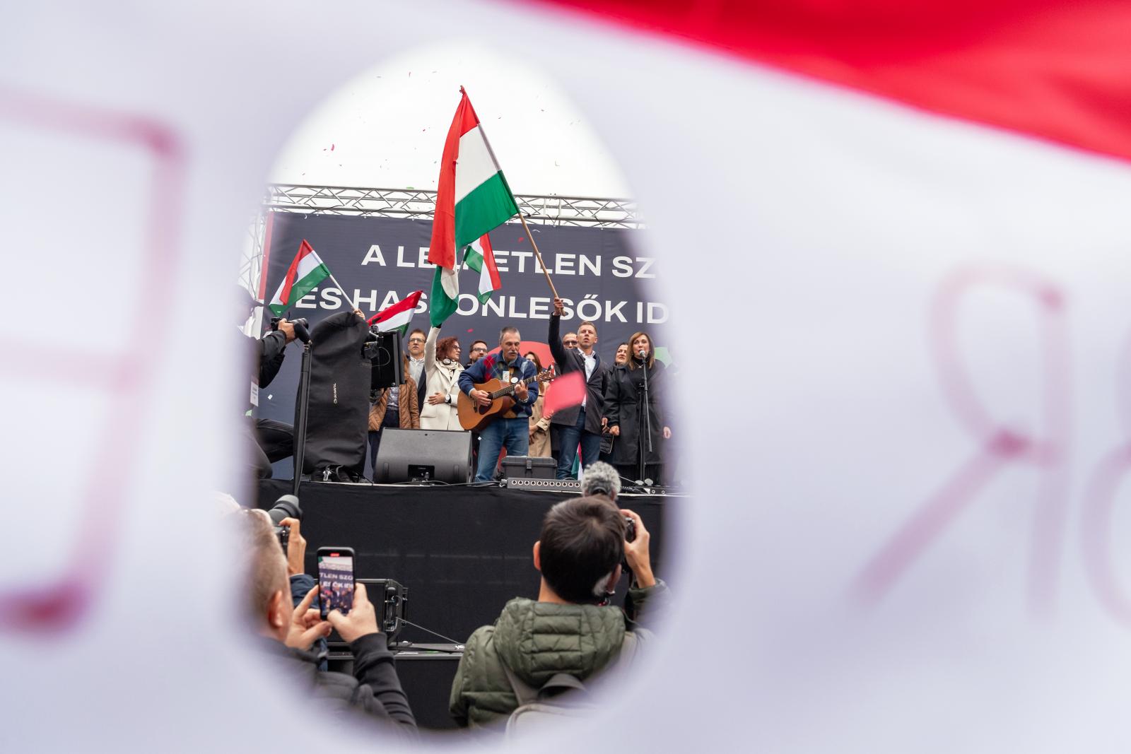 Magyar Péterék ideiglenes jelképnek az ’56-os lyukas zászlót választották