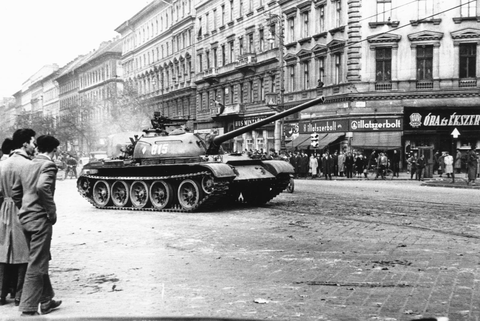 Teréz (Lenin) körút - Oktogon (November 7. tér) sarok. A szovjet csapatok ideiglenes kivonulása 1956. október 31-én. T-54-es harckocsi / Fortepan