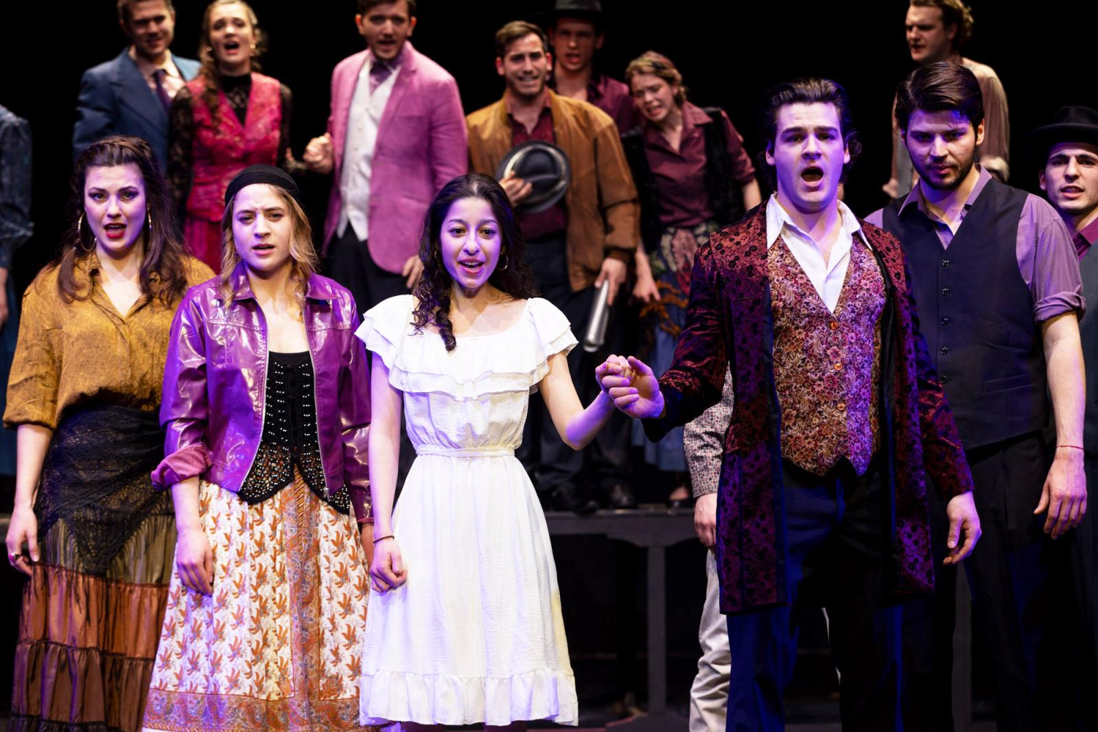 Carmen és José hadnagy egymásba habarodnak (Nádasi Veronika és Kocsis Dénes) a Budapesti Operettszínház Homonnay Zsolt rendezte előadásán