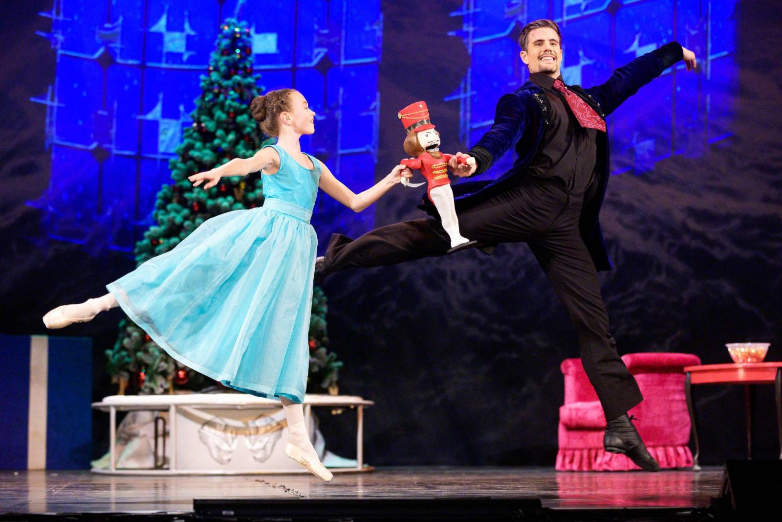 Carmen és José hadnagy egymásba habarodnak (Nádasi Veronika és Kocsis Dénes) a Budapesti Operettszínház Homonnay Zsolt rendezte előadásán