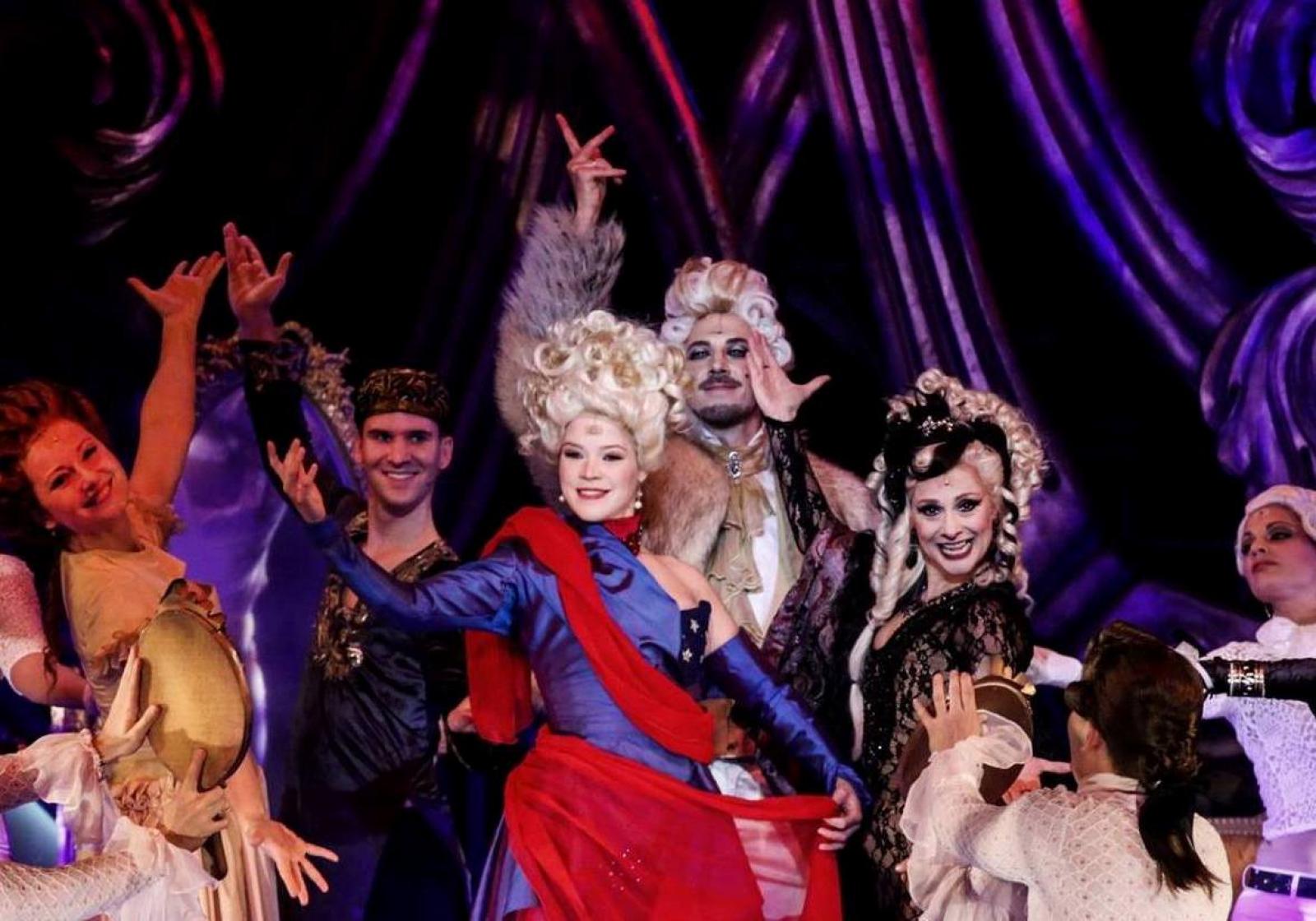 Carmen és José hadnagy egymásba habarodnak (Nádasi Veronika és Kocsis Dénes) a Budapesti Operettszínház Homonnay Zsolt rendezte előadásán