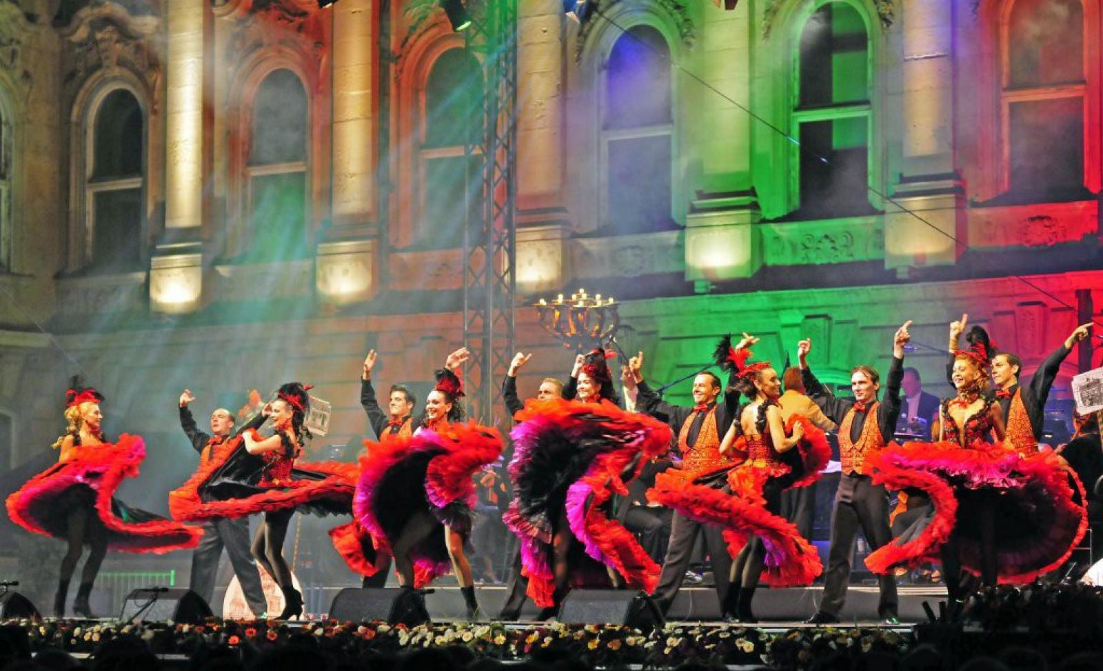 Carmen és José hadnagy egymásba habarodnak (Nádasi Veronika és Kocsis Dénes) a Budapesti Operettszínház Homonnay Zsolt rendezte előadásán