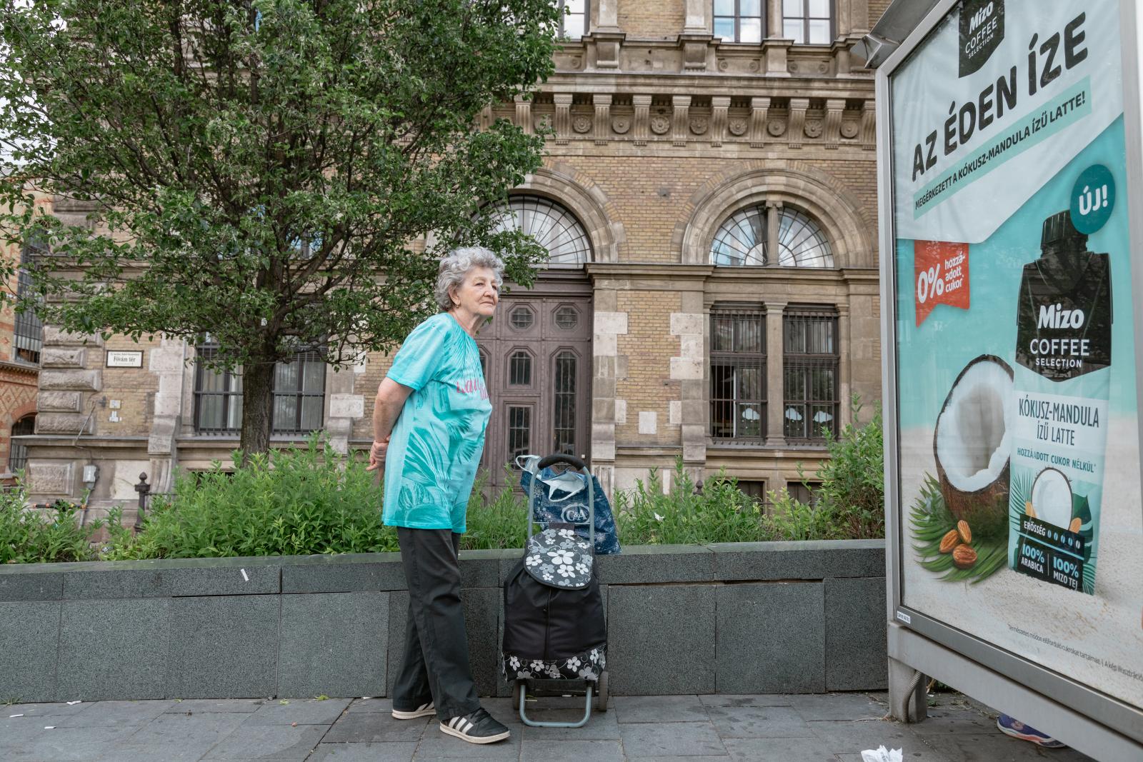 A többségnek csak álom a külföldi élet, de több tízezer idősnek már a határon túlra megy az ellátása