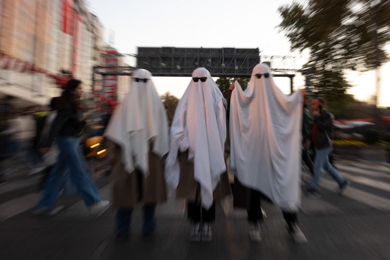 A törökországi Izmirben is beöltöztek