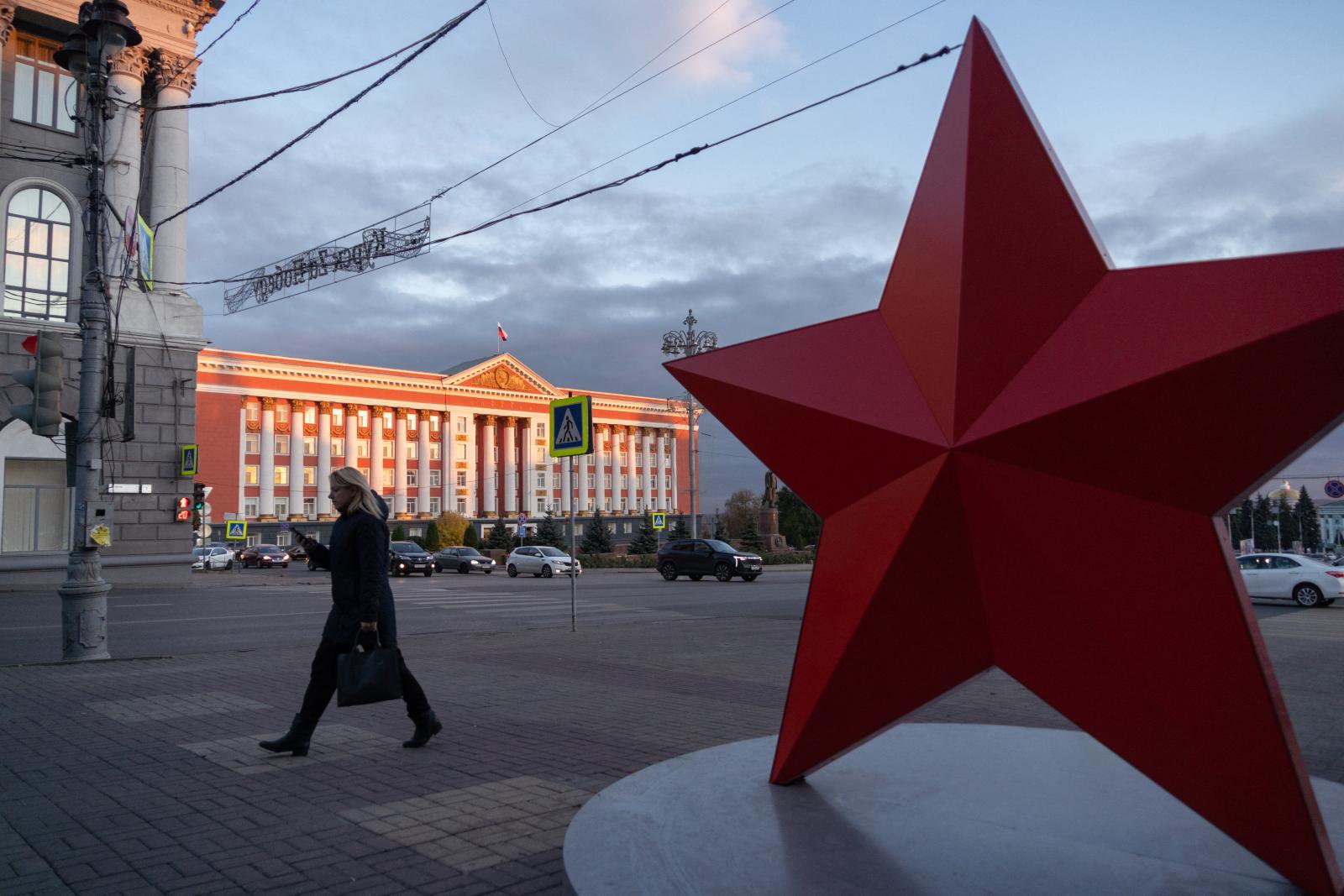 Kurszk városa a háttérben a regionális adminisztráció épületével