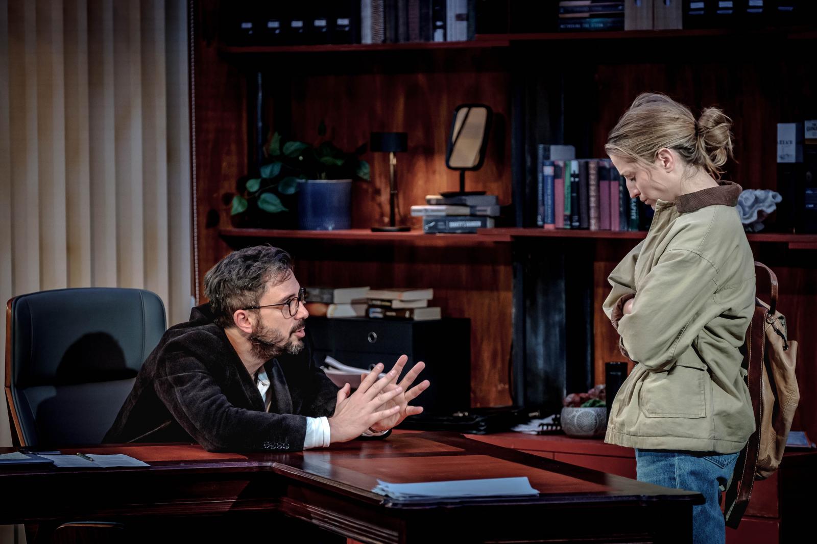 Szexuális zaklatással vádolja tanárát egy tanítványa David Mamet kortárs drámájában. A szereplők: Szabó Kimmel Tamás és Hermányi Mariann