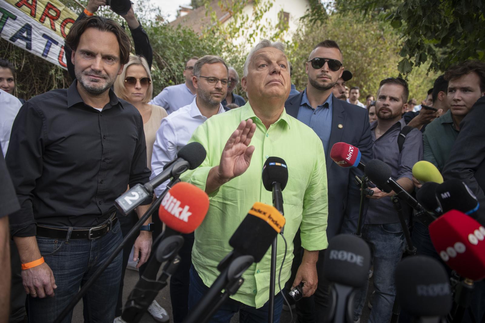 Meg-szent-ség-te-le-nít-he-tet-len-sé-ges-ke-dé-se-i-te-kért..