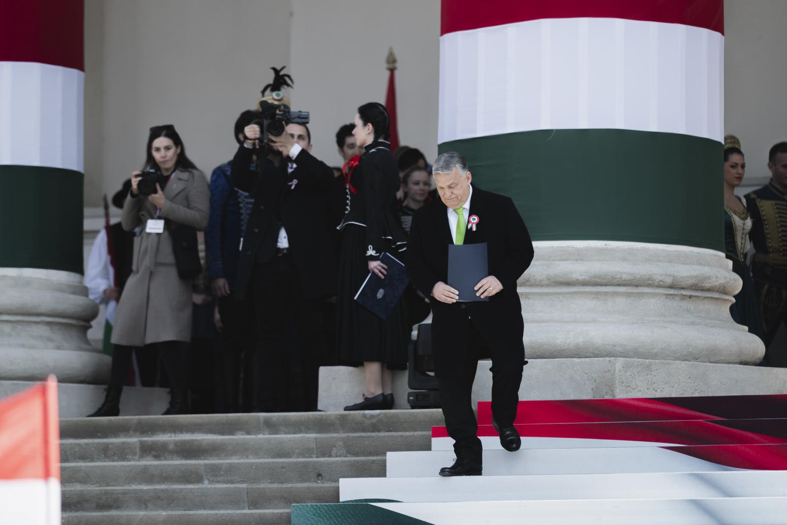 Meg-szent-ség-te-le-nít-he-tet-len-sé-ges-ke-dé-se-i-te-kért..