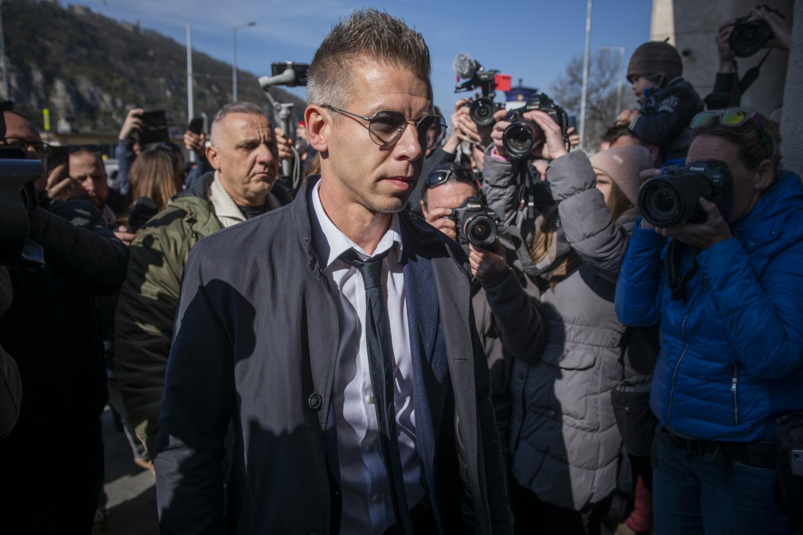 Meg-szent-ség-te-le-nít-he-tet-len-sé-ges-ke-dé-se-i-te-kért..