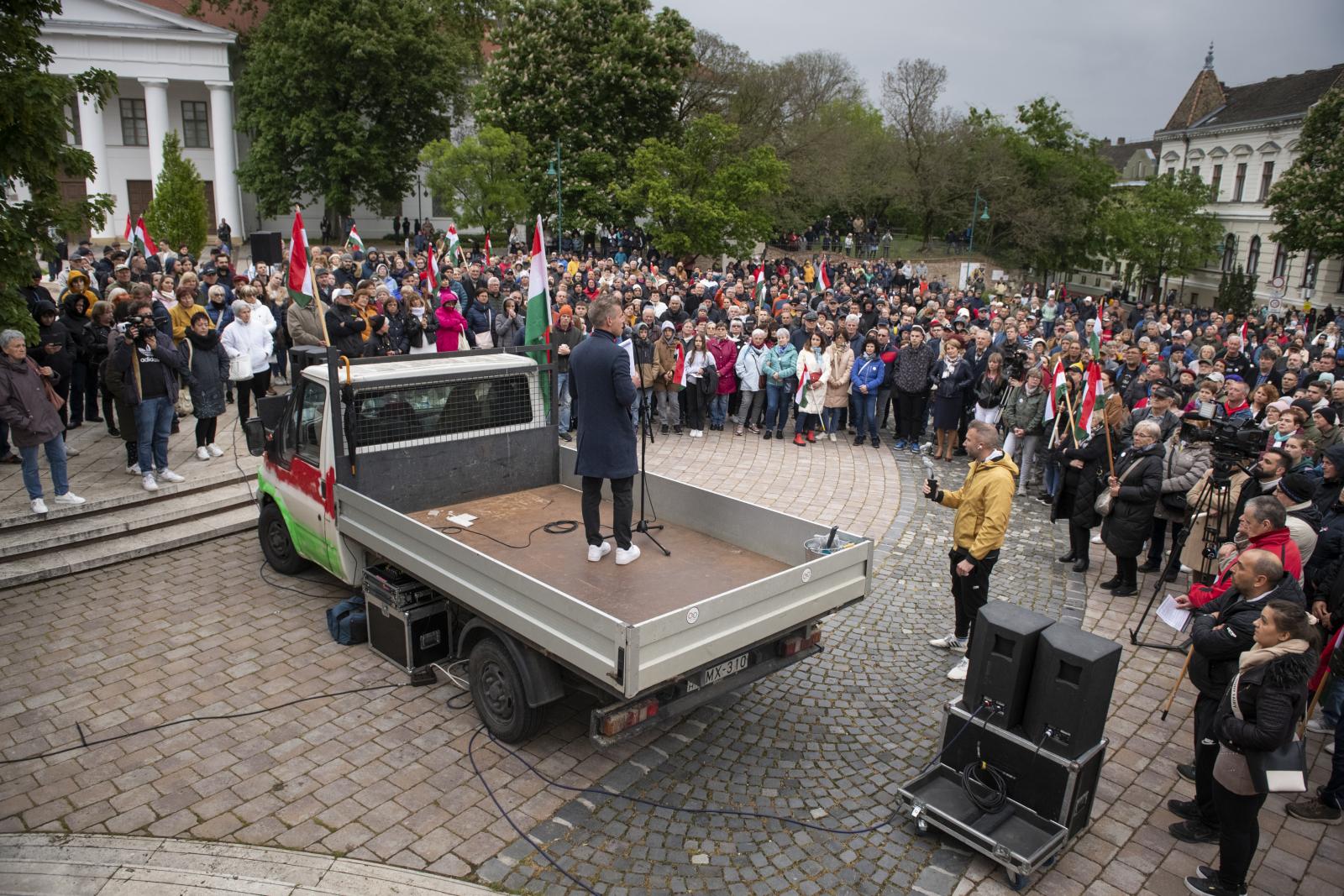 Influenszerek szerveztek tüntetést a gyermekek bántalmazásai ellen. 2024. február 16.