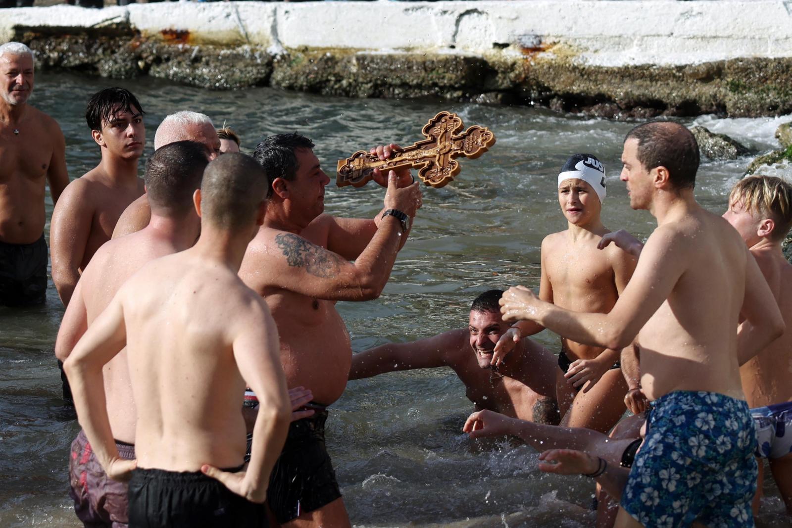 A római katolikus felvonulás a három bölcsnek nevezett három mágus bibliai látogatására emlékezik a kis Jézusnál, miután megszületett.