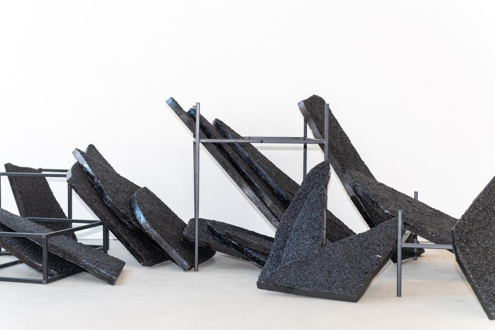 Nagy Barbara aszfaltdarabokból készült installációja a Jégtenger című Friedrich-képre reflektál