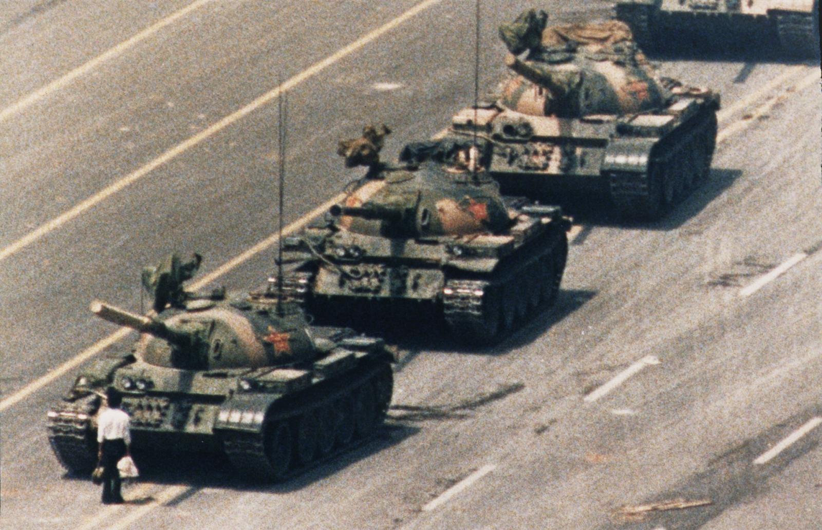 Charlie Cole (Newsweek). World Press Fotópályázat, az 1990-es év sajtófotója.
Egy demonstráló szembeszáll a Népi Felszabadító Hadsereg tankjaival a pekingi Tienanmen téren, a demokratikus reformokért tüntetve.