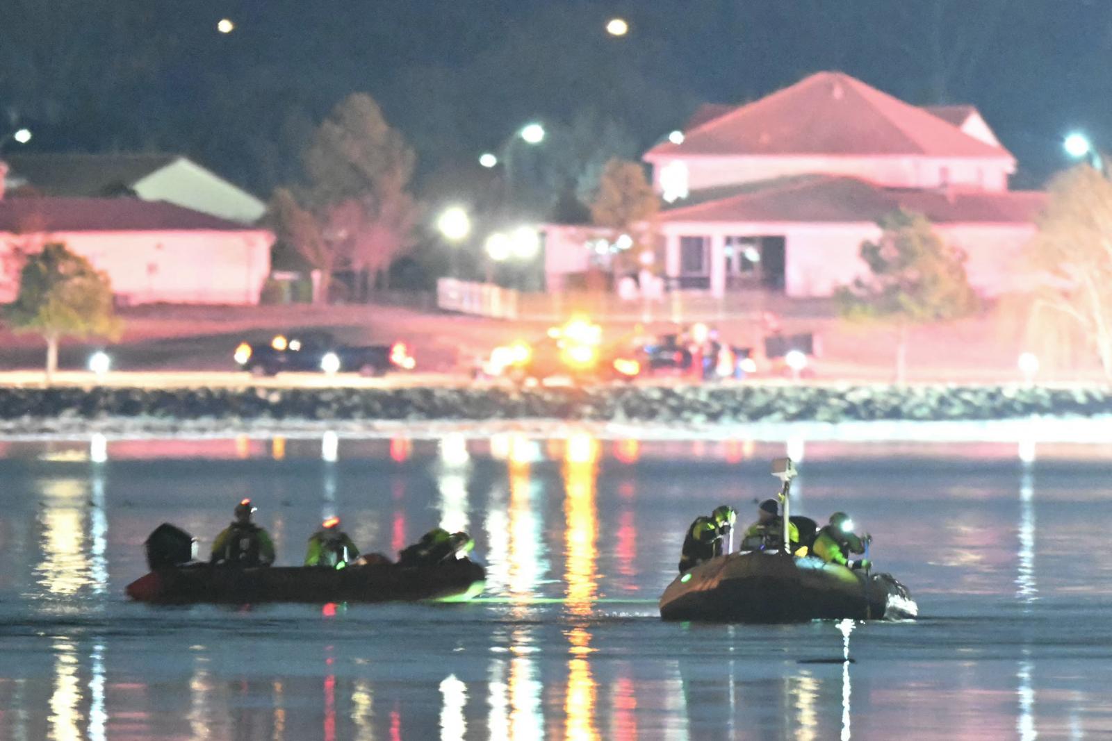 Mentőalakulatok kutatnak a Potomac folyóban 2025. január 30-án